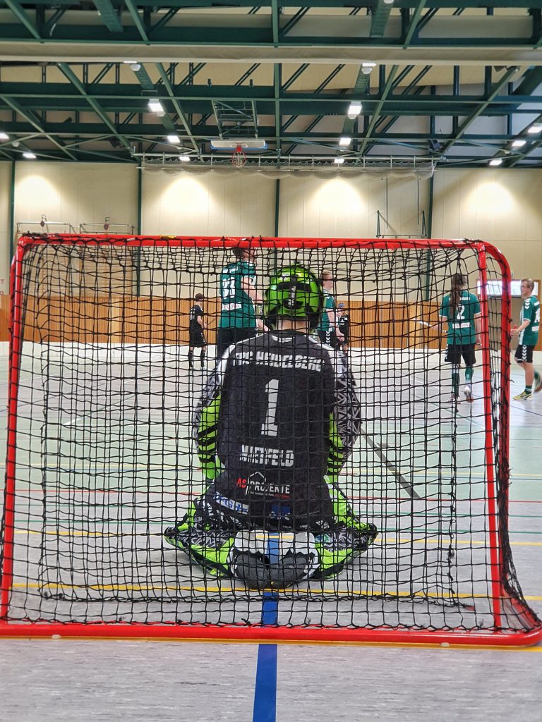 Goalie Lukas Nietfeld kniet im Tor