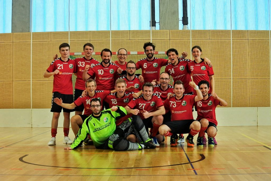 Mannschaftsfoto und Siegerfoto des Floorballteams Phönix Leipzig