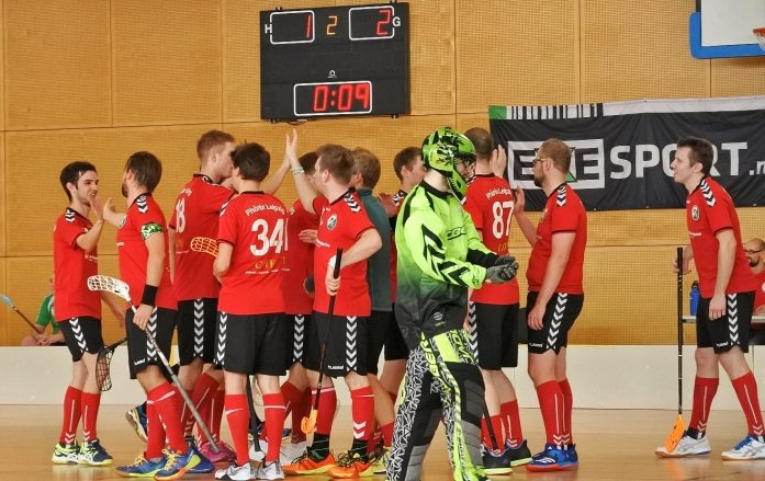 Abklatschen im Spiel Floorball Phönix Leipzig gegen die Bears Bautzen