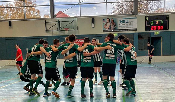 Jubel bei Phönix Leipzig nach dem Sieg gegen das Floorballteam von Dessau II