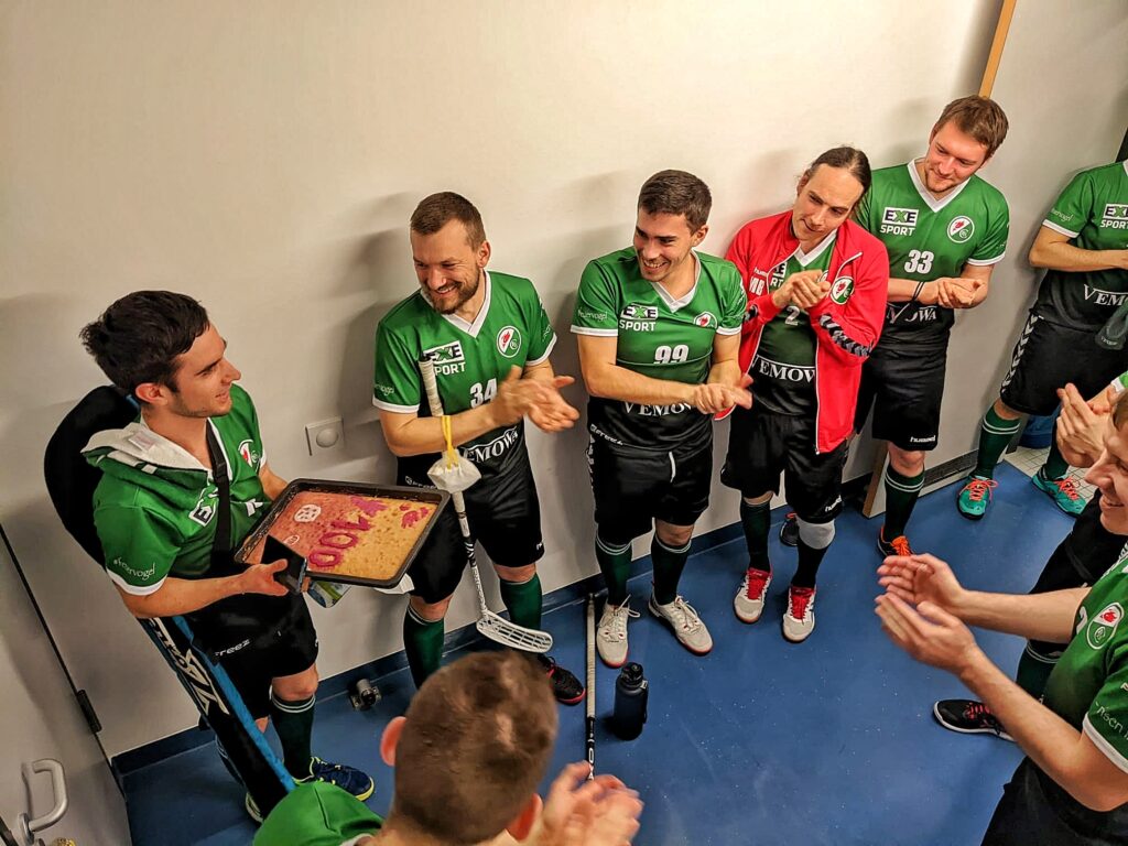 Applaus und Kuchen für Tommy Kürschner zu seinem 100. Floorball-Spiel